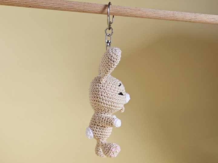 Schlüsselanhänger Stups der kleine Hase – Häkelanleitung Amigurumi Geschenk
