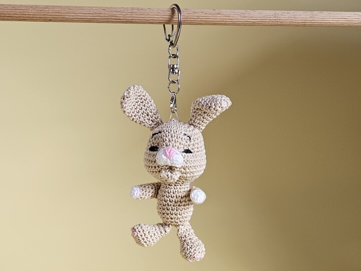 Schlüsselanhänger Stups der kleine Hase – Häkelanleitung Amigurumi Geschenk