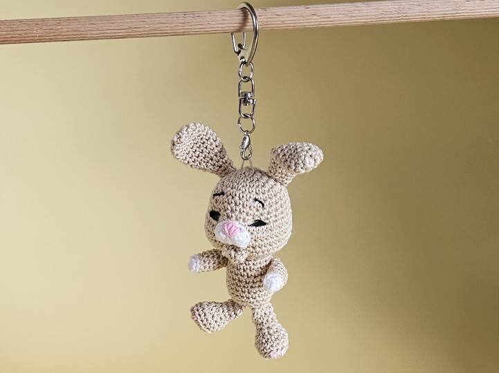 Schlüsselanhänger Stups der kleine Hase – Häkelanleitung Amigurumi Geschenk