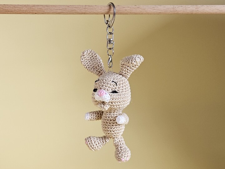 Schlüsselanhänger Stups der kleine Hase – Häkelanleitung Amigurumi Geschenk