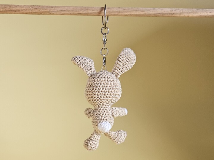 Schlüsselanhänger Stups der kleine Hase – Häkelanleitung Amigurumi Geschenk