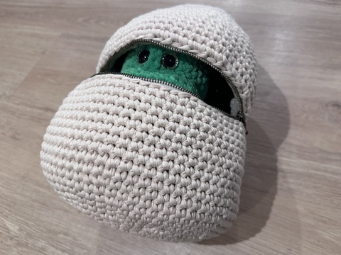 Dino im Überraschungsei häkeln - großes Reißverschlussei mit Amigurumi Dino