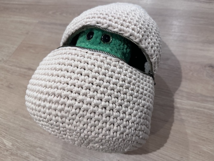 Dino im Überraschungsei häkeln - großes Reißverschlussei mit Amigurumi Dino