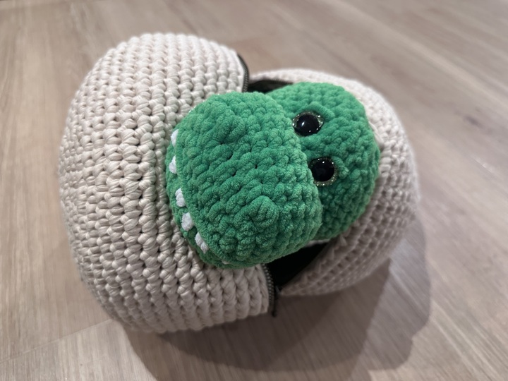 Dino im Überraschungsei häkeln - großes Reißverschlussei mit Amigurumi Dino