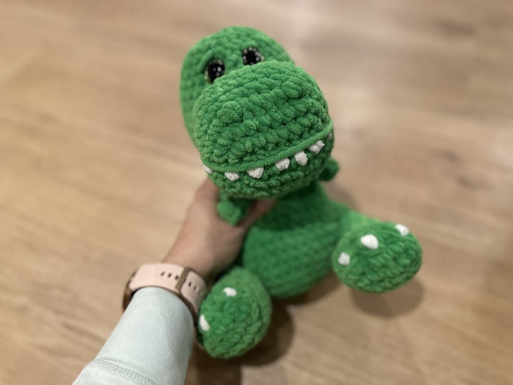Dino im Überraschungsei häkeln - großes Reißverschlussei mit Amigurumi Dino