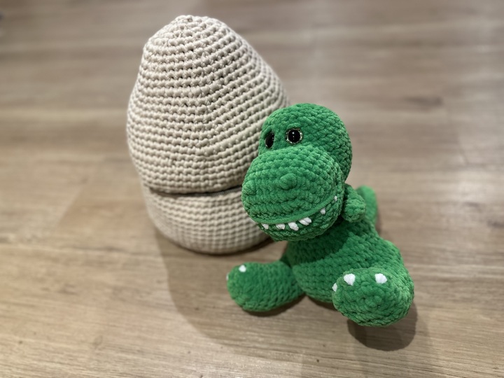 Dino im Überraschungsei häkeln - großes Reißverschlussei mit Amigurumi Dino
