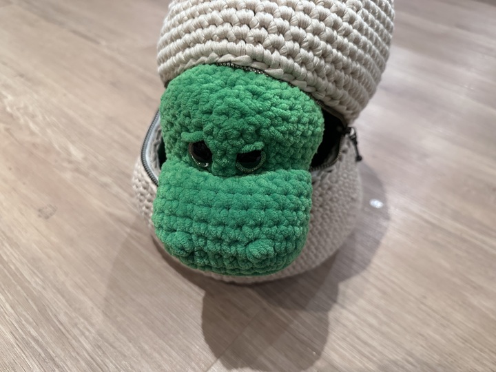 Dino im Überraschungsei häkeln - großes Reißverschlussei mit Amigurumi Dino