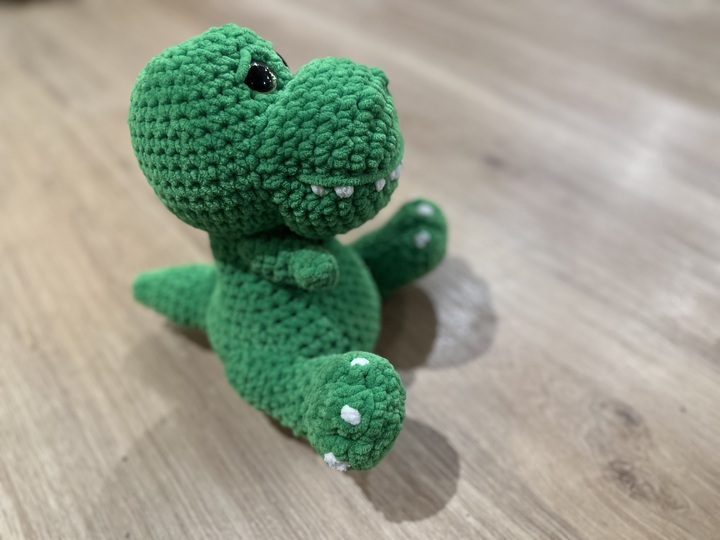 Dino im Überraschungsei häkeln - großes Reißverschlussei mit Amigurumi Dino