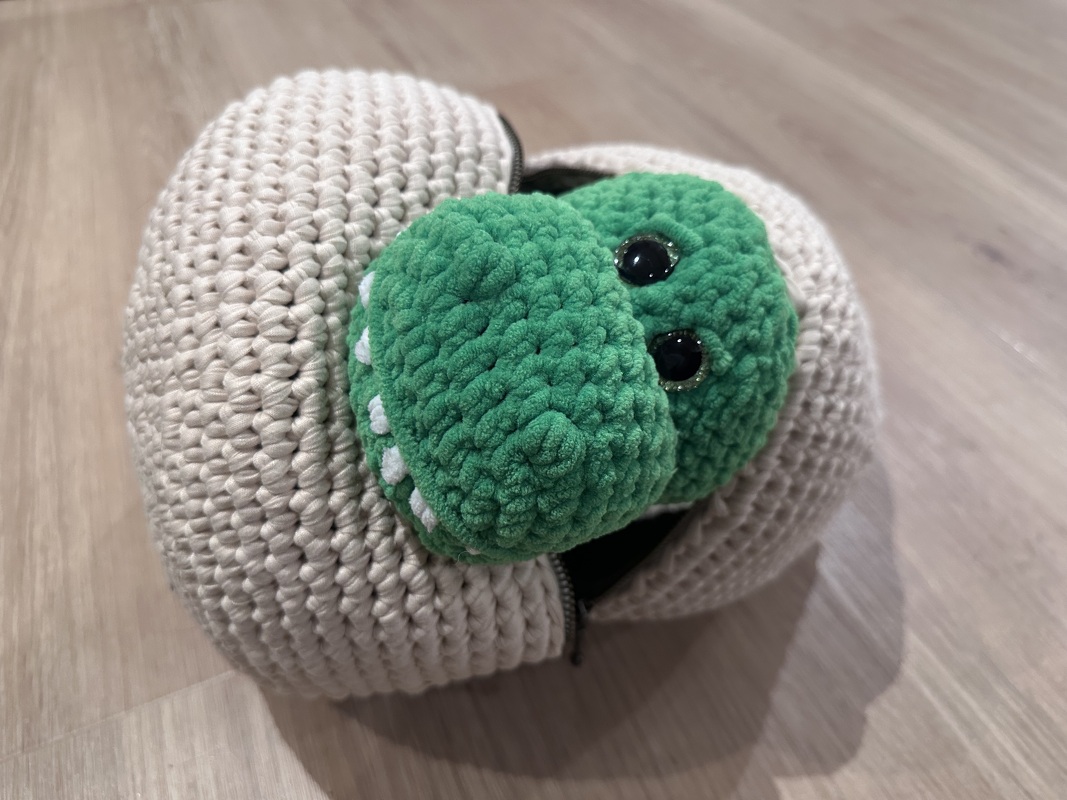 Dino im Überraschungsei häkeln - großes Reißverschlussei mit Amigurumi Dino - Bild 5