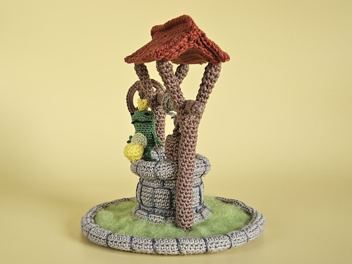 Froschkönig mit Brunnen – Häkelanleitung für ein Märchen Amigurumi Diorama