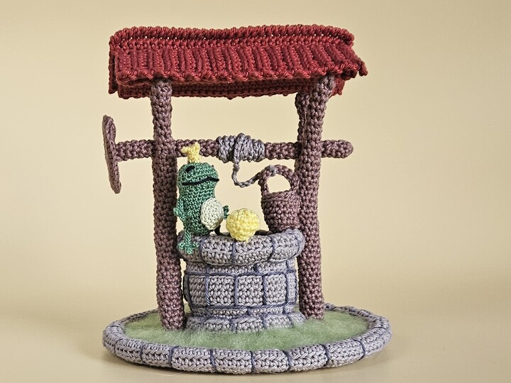 Froschkönig mit Brunnen – Häkelanleitung für ein Märchen Amigurumi Diorama
