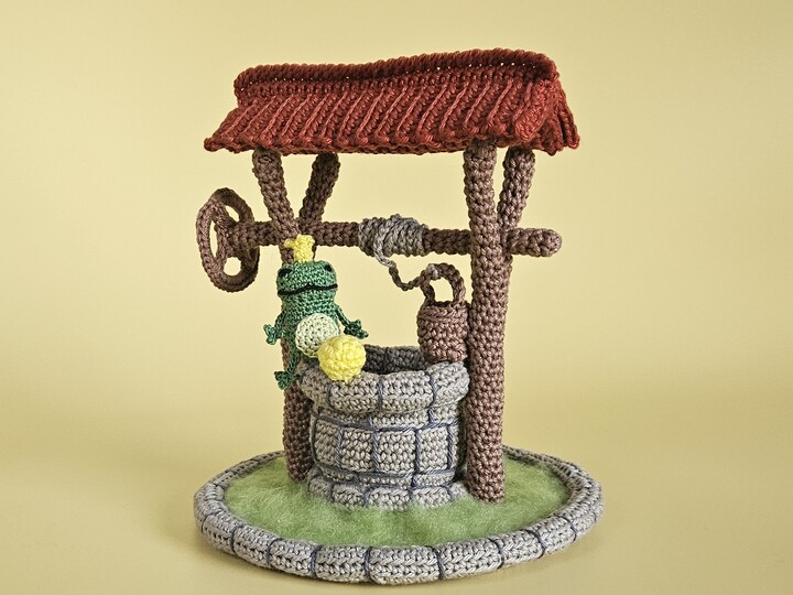 Froschkönig mit Brunnen – Häkelanleitung für ein Märchen Amigurumi Diorama