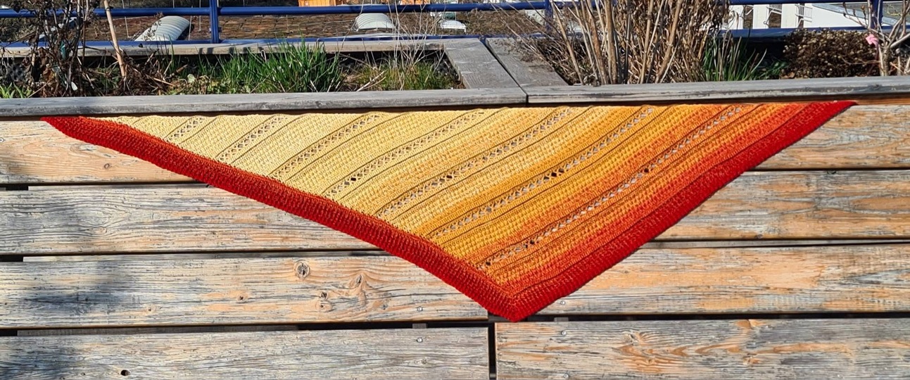 Crochet pattern shawl Flowmere