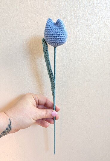 Häkelanleitung Tulpe – dekorative DIY Blume mit Stiel