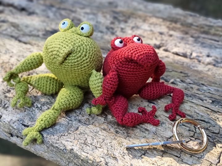 P19 Häkelanleitung Frosch mit Jacke, Amigurumi ,Schlüssel-,Taschenanhänger