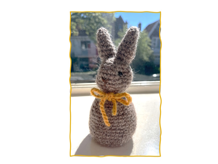 PDF crochet pattern: Cute Easter bunny amigurumi – illustrated & easy