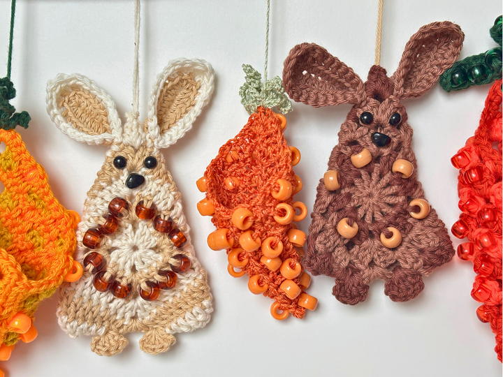 Granny Square Osterhasen & befüllbare Karotten mit Perlen, DIY Osterdeko