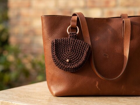 Pocket Buddy – Häkelanleitung mini Halbmond-Tasche mit Karabiner