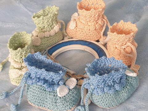 Häkelanleitung für Babyschuhe Kiara / Größe 0 – 6 Monate