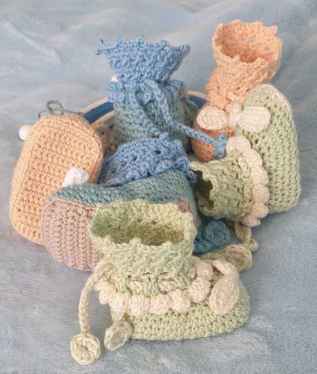 Häkelanleitung für Babyschuhe Kiara / Größe 0 – 6 Monate