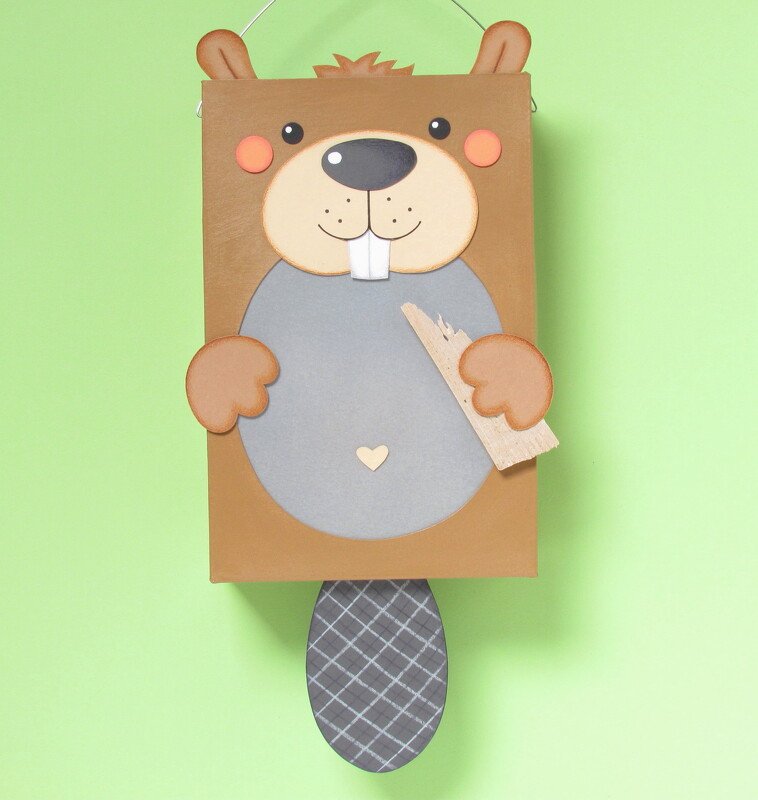 Rechteckige Biber-Laterne aus Karton mit Bibergesicht, großen Zähnen, rosigen Wangen und hängendem kariertem Schwanz