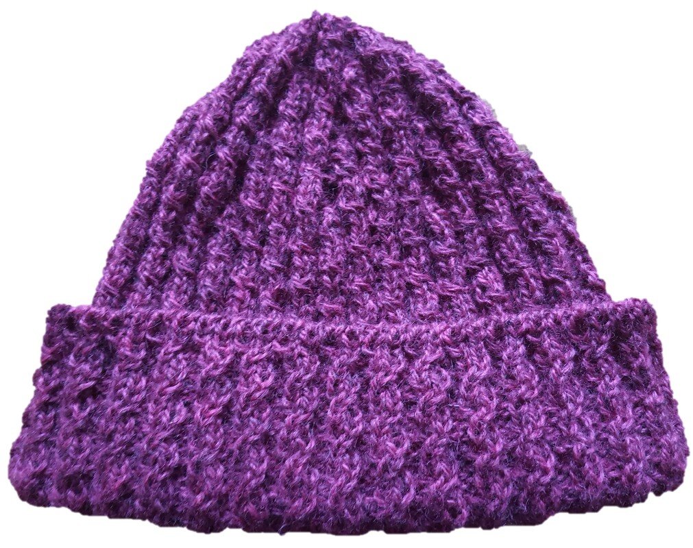 Lila gestrickte Mütze mit Strukturmuster und umgeschlagenem Bündchen