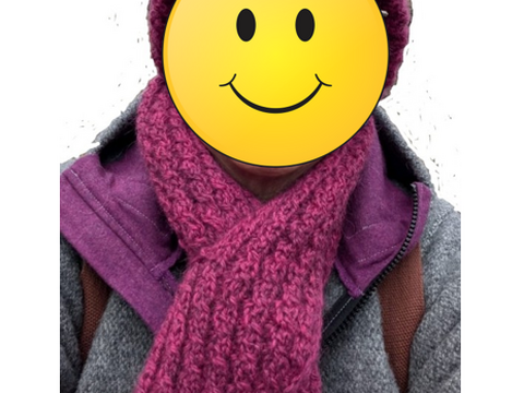 Gestrickter Schal mit Zöpfen von beiden Seiten und Einsteckschlitz