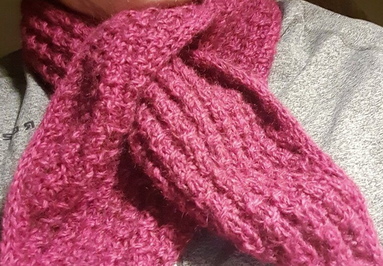 Gestrickter Schal mit Zöpfen von beiden Seiten und Einsteckschlitz