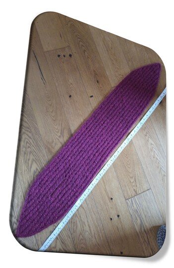 Gestrickter Schal mit Zöpfen von beiden Seiten und Einsteckschlitz