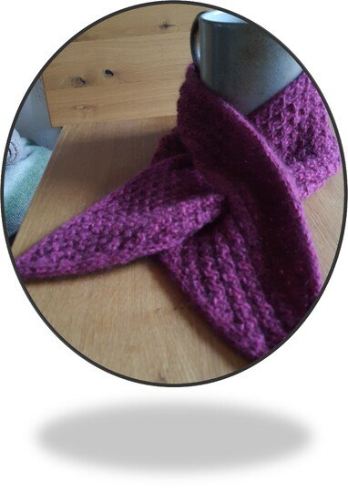 Gestrickter Schal mit Zöpfen von beiden Seiten und Einsteckschlitz