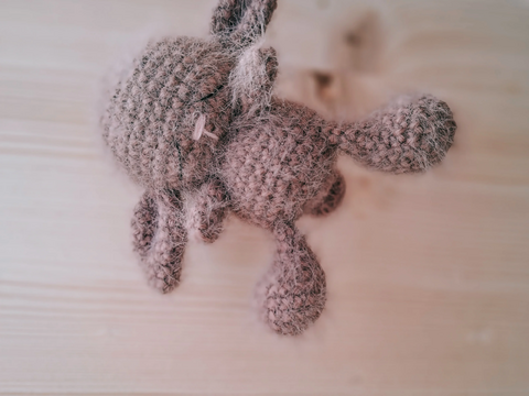 Häkelanleitung für einen kleinen Amigurumi - Hasen
