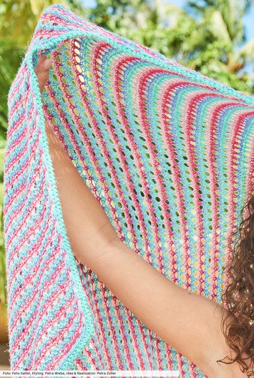 Gestreifte Lochmuster-Decke