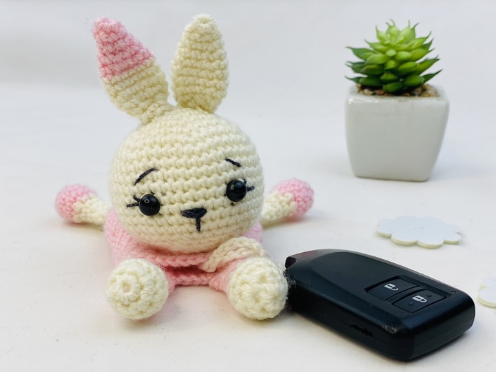 Häkelanleitung Hase Schlüsseletui, Amigurumi Schlüsselanhänger Kaninchen,