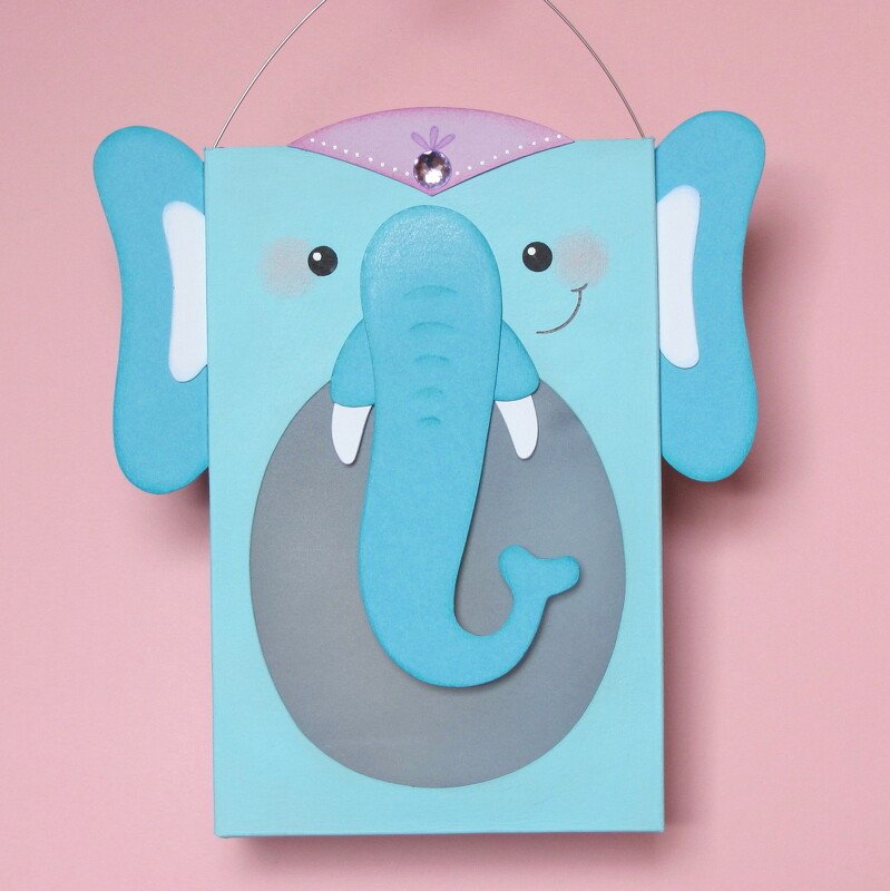 Hellblaue Elefanten-Papierlaterne mit Rüssel und großen Ohren, aufgehängt.