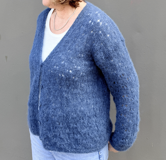 Strickanleitung Lochmuster-Jacke Eileen – leicht, modern und elegant gestri