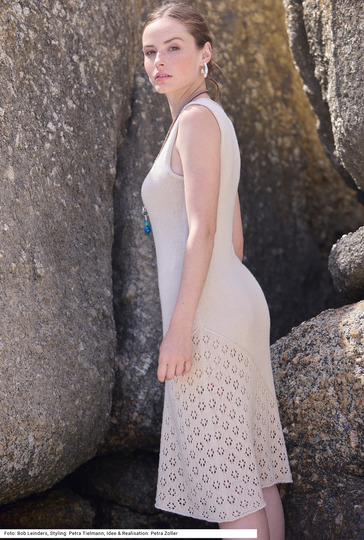 Kleid mit schrägem Lochmustereinsatz