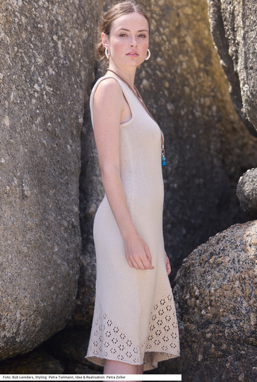 Kleid mit schrägem Lochmustereinsatz