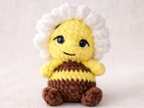 Häkelanleitung für eine niedliche Biene mit Blumenmütze als Amigurumi
