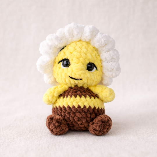 Häkelanleitung für eine niedliche Biene mit Blumenmütze als Amigurumi