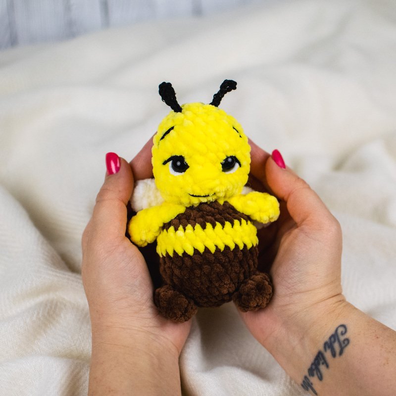 Häkelanleitung für eine niedliche Biene mit Blumenmütze als Amigurumi - Bild 6