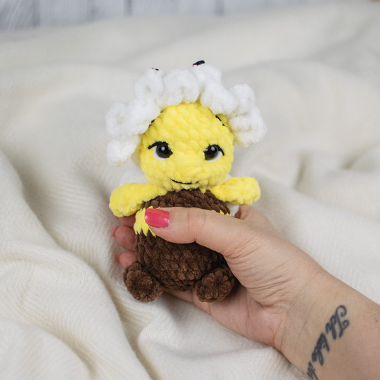 Häkelanleitung für eine niedliche Biene mit Blumenmütze als Amigurumi