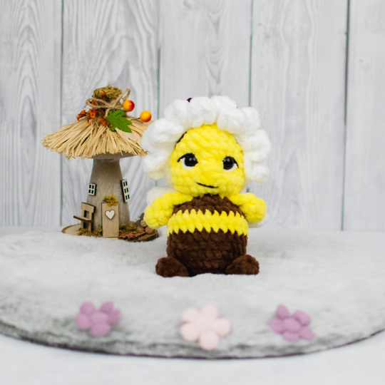 Häkelanleitung für eine niedliche Biene mit Blumenmütze als Amigurumi