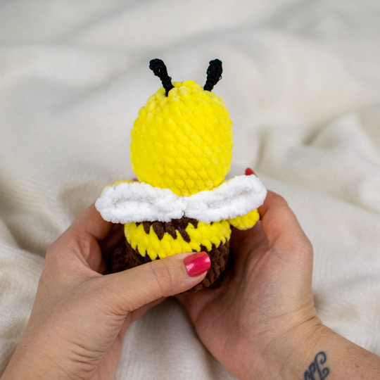 Häkelanleitung für eine niedliche Biene mit Blumenmütze als Amigurumi