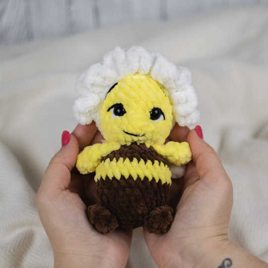 Häkelanleitung für eine niedliche Biene mit Blumenmütze als Amigurumi