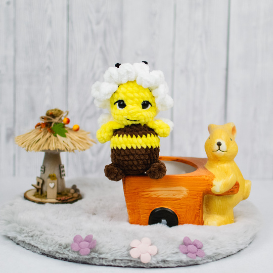 Häkelanleitung für eine niedliche Biene mit Blumenmütze als Amigurumi