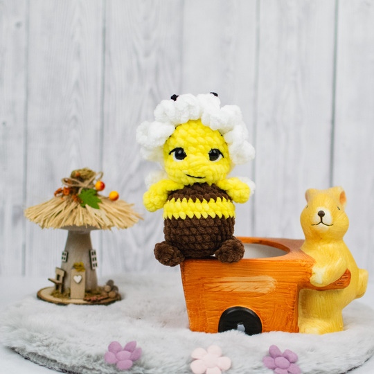 Häkelanleitung für eine niedliche Biene mit Blumenmütze als Amigurumi