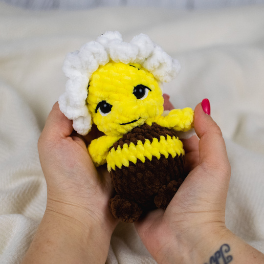 Häkelanleitung für eine niedliche Biene mit Blumenmütze als Amigurumi