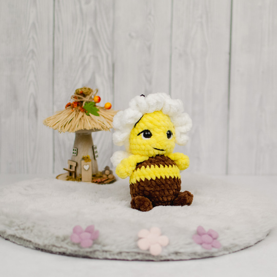 Häkelanleitung für eine niedliche Biene mit Blumenmütze als Amigurumi