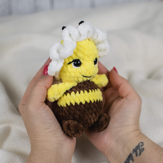 Häkelanleitung für eine niedliche Biene mit Blumenmütze als Amigurumi