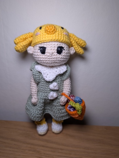 Häkelanleitung: Oster-Mädchen mit süßer Kükenmütze